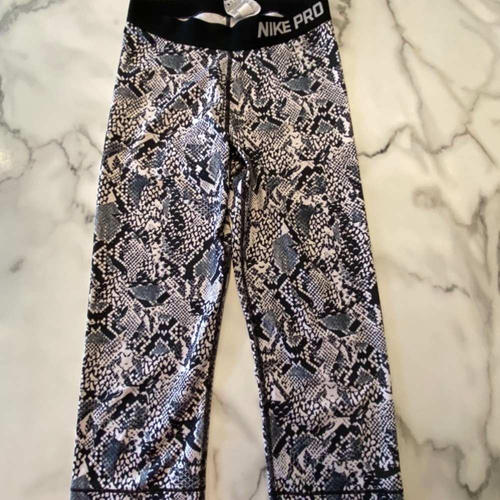 Nike pro Heights snake print vixen women Capri size small workout pants - Picture 5 of 10